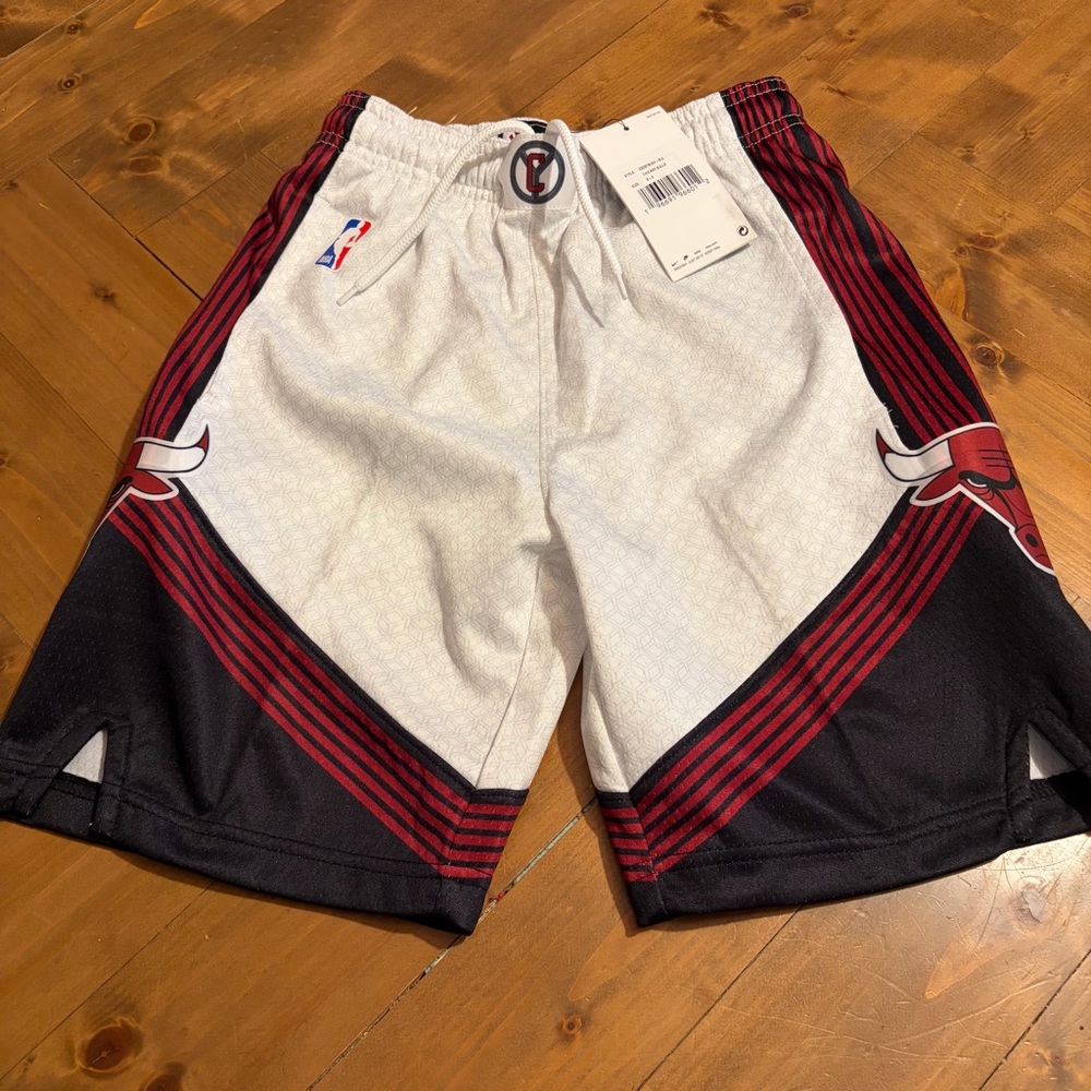 NWT Chicago Bulls Nike Basketball Shorts - Youth Small